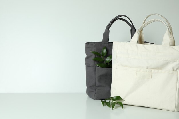 Bolsos ecológicos con estilo y ramitas en blanco