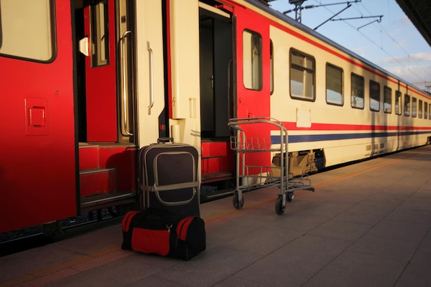 Bolsos y maletas en la estación de tren