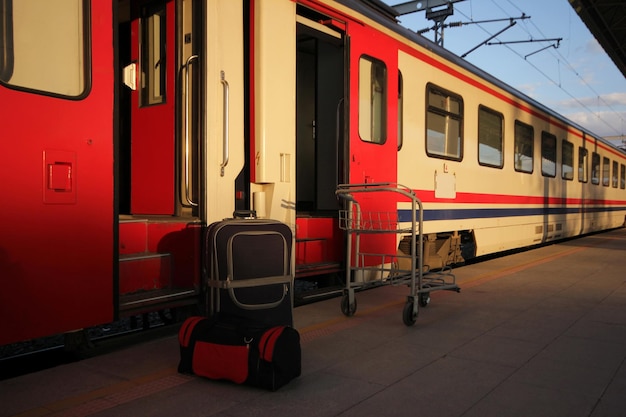 Bolsos y maletas en la estación de tren