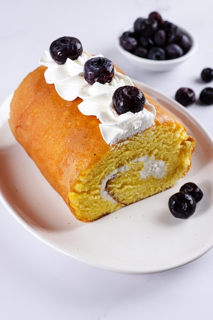 Bolu Gulung oder Roll Cake ist eine indonesische Version der Schweizer Rolle. Ein flauschiger, weicher Biskuitkuchen