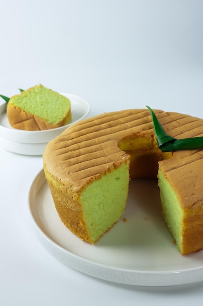 Bolu Pandan oder Pandan Biskuit oder Pandan Chiffon Kuchen auf weißem Hintergrund