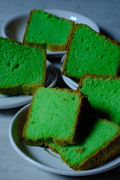 Bolu Pandan ou bolo de esponja Pandan ou bolo de chiffon, é uma versão asiática do bolo de esponja ocidental em mármore.