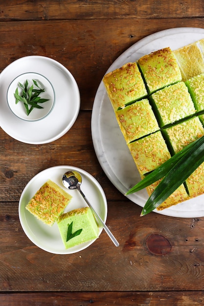 Bolu Pandan Tape Keju oder Pandan Tape Cheese Biskuitkuchen und geriebener Käse als Topping