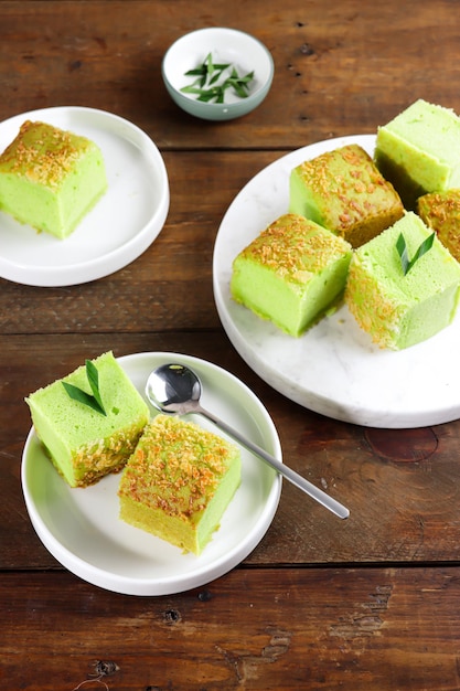 Bolu pandan tape keju ou pandan tape cheese bolo de esponja com queijo ralado