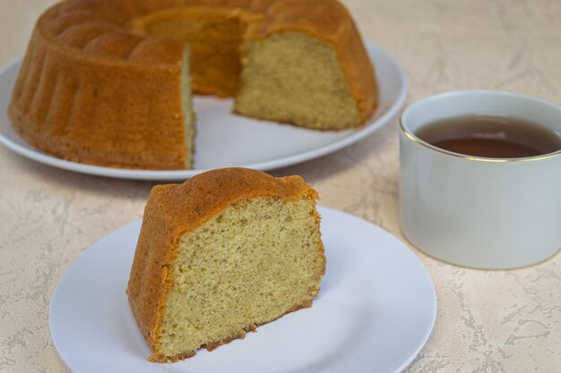 Bolu pisang o pastel de plátano servido en un plato blanco.