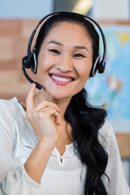 Bom agente de viagens sorrindo para a câmera