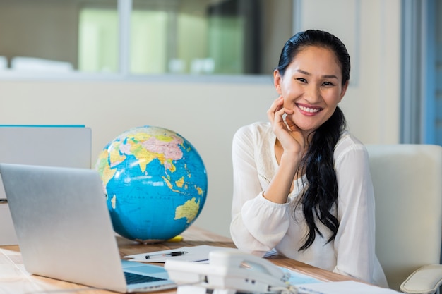 Bom agente de viagens sorrindo para a câmera