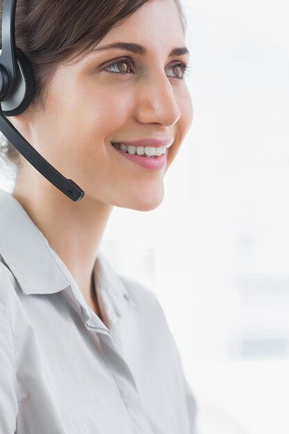 Bom agente do call center sorrindo de perto