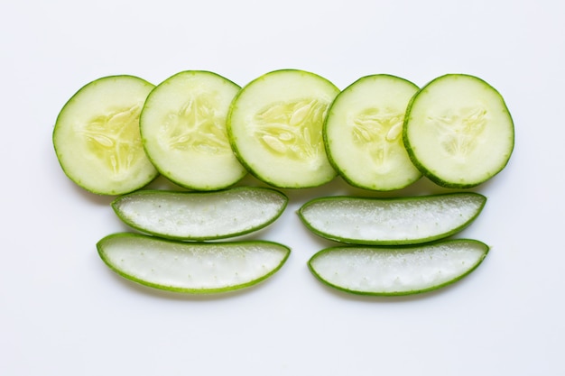 Bom cuidado da pele e saudável com ingredientes naturais aloe vera e pepinos isolados no branco
