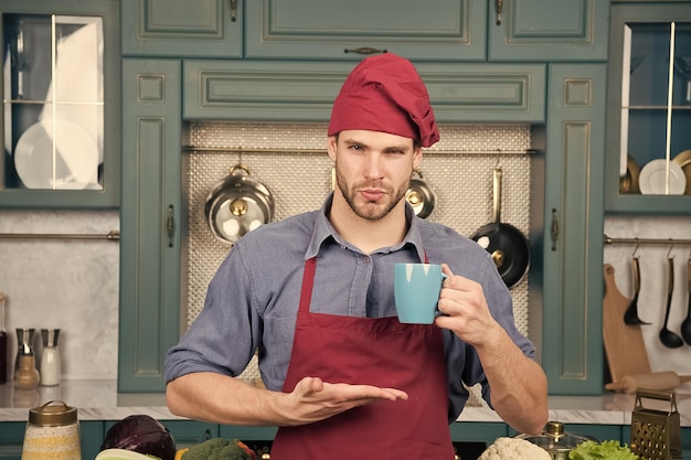 Bom dia Barista homem na cafeteria Bonito barista com café da manhã na padaria Para os amantes de café