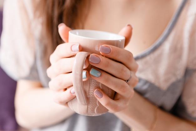 Bom dia com uma xícara de café. Prazer do nascer do sol e energia calorosa e positiva