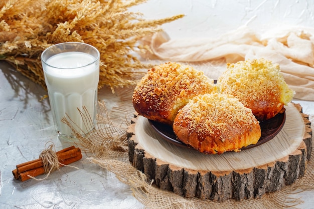 Bom dia comida culinária de fundo um copo de leite e pastéis frescos na mesa pães caseiros ...