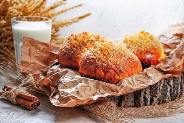 Bom dia comida culinária de fundo um copo de leite e pastéis frescos na mesa pães caseiros ...