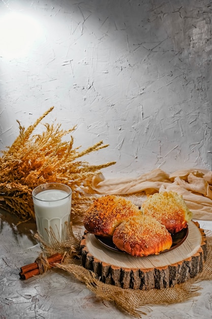 Bom dia comida culinária de fundo um copo de leite e pastéis frescos na mesa pães caseiros ...