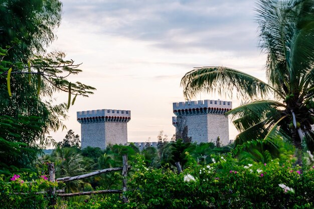 Foto bom dia conceito natureza paisagem fundo torres castelo verde palmas humor de conto de fadas céu do sol nuvens laranja