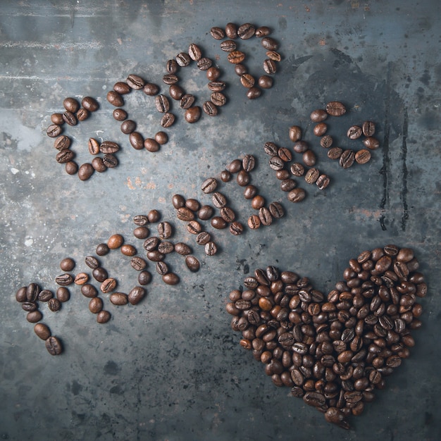 Bom dia, coração dos grãos de café