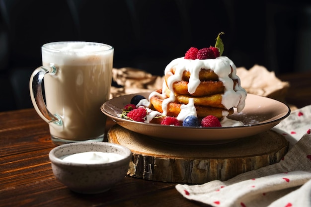 Bom dia doce e saudável café da manhã panquecas de queijo cottage syrniki com panquecas de menta fresca com c...