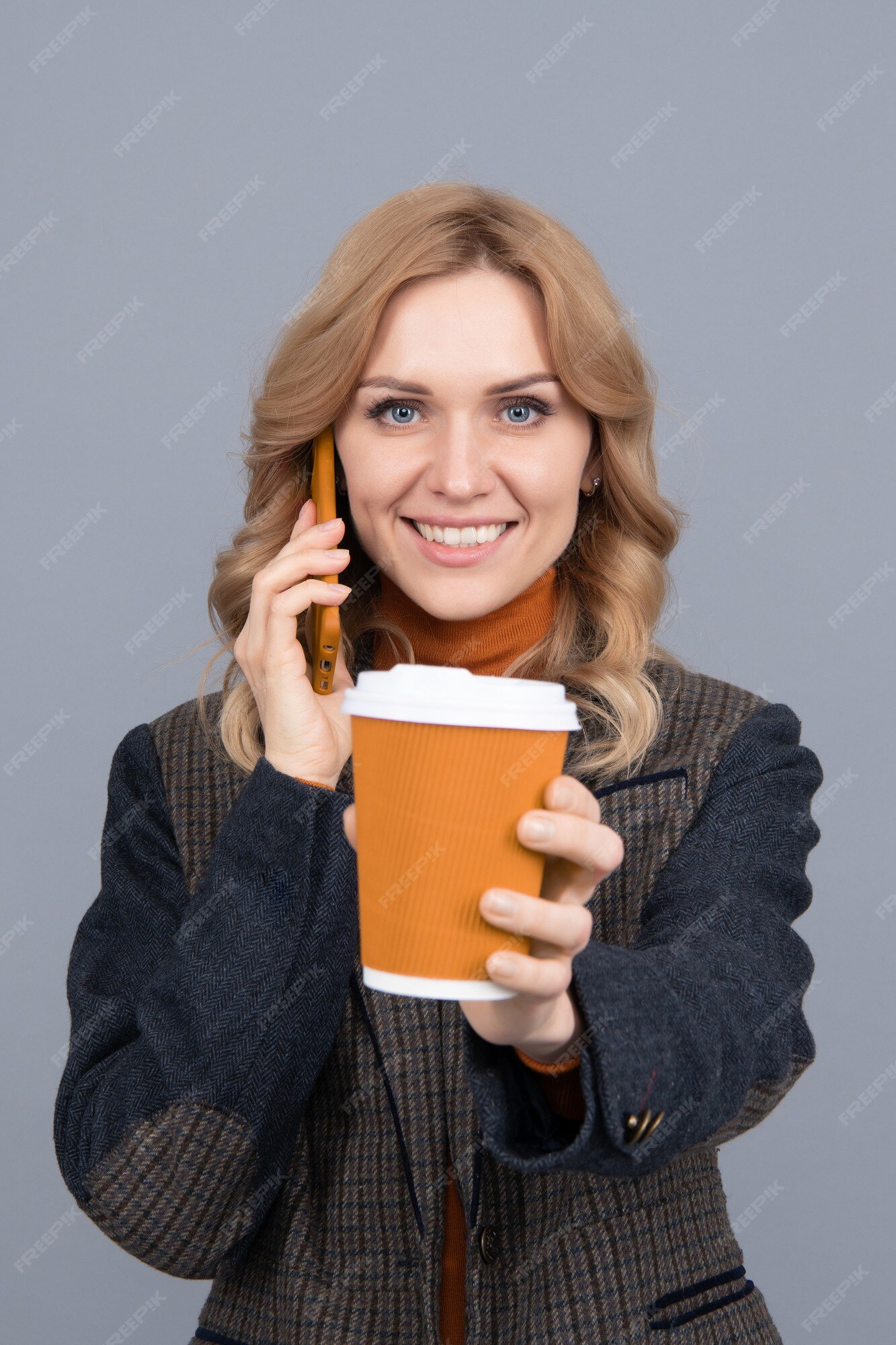 Bom dia. mulher feliz dá xícara falando no telefone. aproveitando seu café da manhã. comunicação móvel. tecnologia moderna. fazendo chamada. | Foto Premium Bom dia. mulher feliz dá xícara falando no telefone. aproveitando seu café da manhã. comunicação móvel. tecnologia moderna. fazendo chamada. | Foto Premium