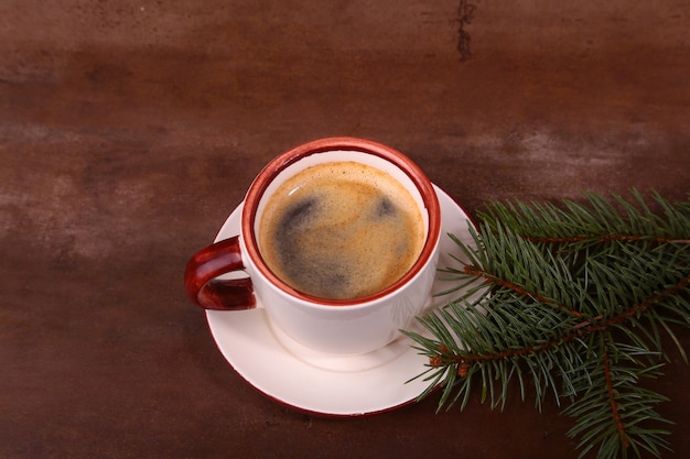 Bom dia ou tenha um bom dia feliz natal.cop de café com biscoitos e abeto fresco ou ramo de pinheiro