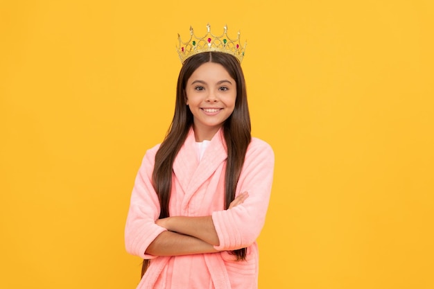 Bom dia princesa beleza criança egoísta usa diadema rainha criança em pijamas aconchegantes