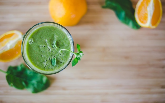 Bom dia Smoothie verde fresco e frutas no café da manhã saudável de fundo de madeira Espaço de texto