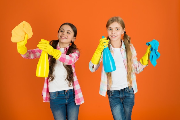 Bom e arrumado. Meninas com spray de névoa e pano pronto para limpar. Tarefas domésticas. Ajudante. Garotas lindas crianças adoram limpar ao redor. Mantém isso limpo. Estamos de plantão hoje. Crianças limpando juntas.