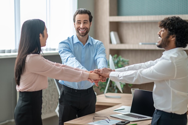 Foto bom negócio. jovens empresários parecendo animados e felizes