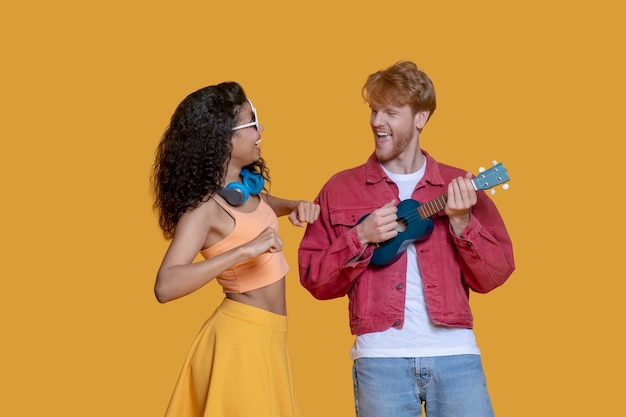 Bom tempo. Casal jovem bonito se divertindo e dançando