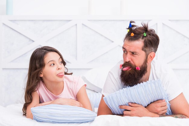 Bom tempo estilo garoto cabelo pai feliz dia da família comemorar feriado do dia dos pais passar tempo livre juntos no fim de semana cabeleireiro cabeleireiro na barbearia pai e filha se divertindo