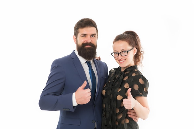 Bom trabalho Colegas de trabalho homem hipster com barba e óculos de mulher bonita no fundo branco Liderança empresarial e equilíbrio de cooperação Conceito de equipe de negócios Casal mostra os polegares para cima gesto