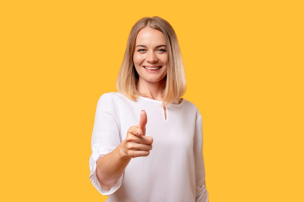 Bom trabalho encorajando gestos de apoio ao sucesso da mulher cumprimentando o retrato de uma senhora alegre em po branco