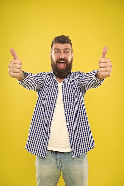 Bom trabalho Moda de barba e conceito de barbeiro Homem barbudo moderno barba elegante fundo amarelo As pontas do barbeiro mantêm a barba Cuidados elegantes com a barba e o bigode Aparência hipster Expressão emocional