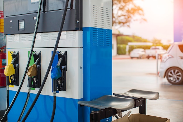 Bomba de aceite en el dispensador de diesel de la boquilla de combustible del coche de la estación