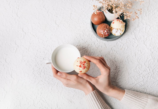 Bomba de cacao en la taza con malvaviscos, el chocolate se derrite cuando se calienta la leche