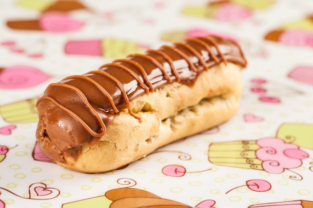 Bomba de chocolate. Un eclair tradicional brasileño.