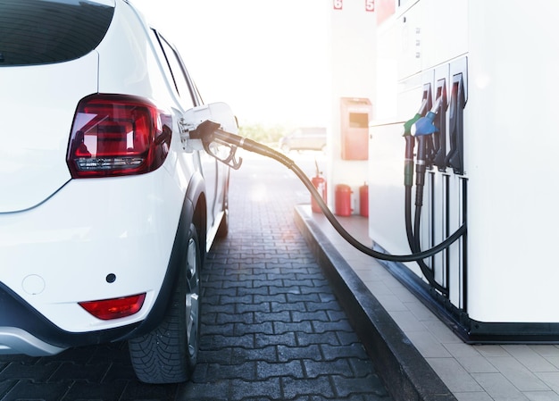 La bomba de combustible llena un tanque de un automóvil en una estación