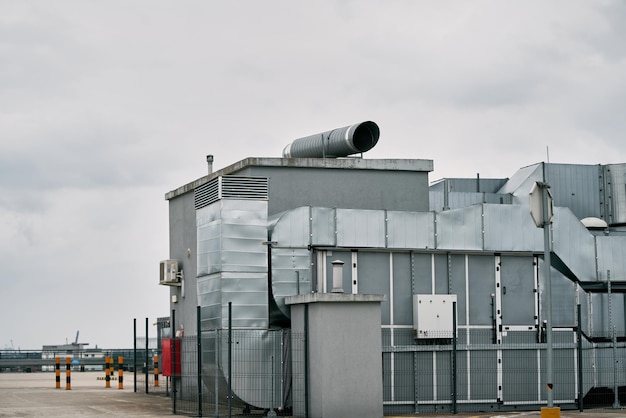 Bomba comercial HVAC Condensador e compressor no telhado do edifício Grande sistema de ventilação Unidade de ar condicionado central AC ou sistema de aquecimento, ventilação e ar condicionado