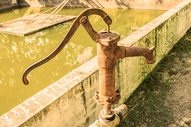 Bomba de água da mão, bombas operadas manuais velhas.