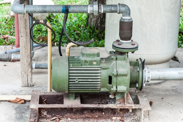 Bomba de água velha