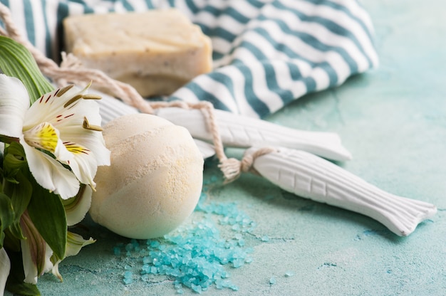 Foto bomba de banho, sabão e peixe decorativo