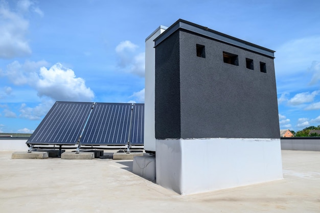 Bomba de calor e coletor solar no telhado