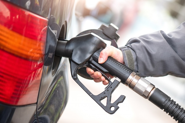 Bomba de gasolina durante o fornecimento a um carro