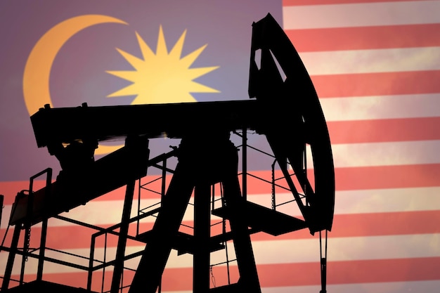 Bomba de óleo no fundo da bandeira da Malásia