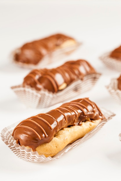 Bomba de Schokolade. Ein brasilianischer traditioneller Eclair auf einem weißen Hintergrund.