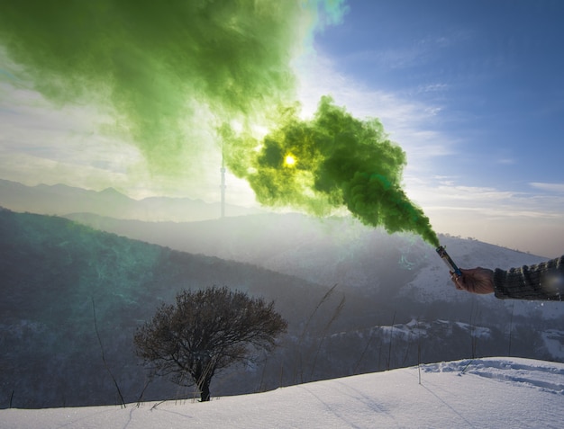 bomba de humo verde en la mano