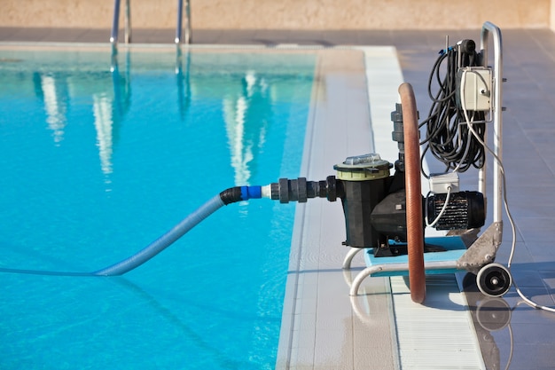 Bomba de limpieza trabajando con una piscina. Tiro horizontal