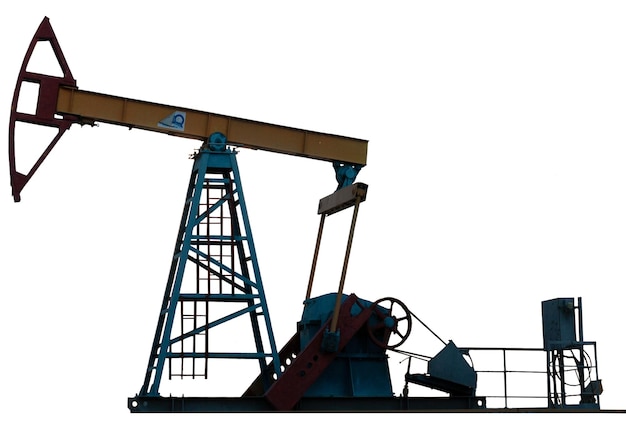 Bomba de varilla de equilibrio individual con accionamiento mecánico producción de petróleo campo petrolífero fondo blanco aislado