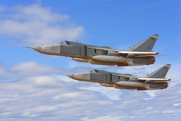 Bombardero a reacción militar Su24 Fencer volando por encima de las nubes