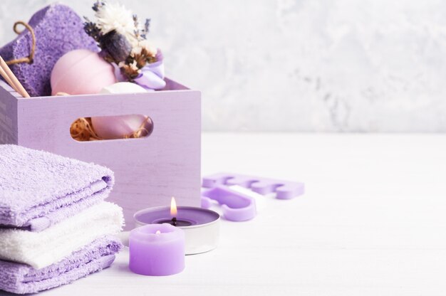 Bombas de baño aromáticas, piedra pómez violeta y lavanda en arreglo de SPA en caja de madera