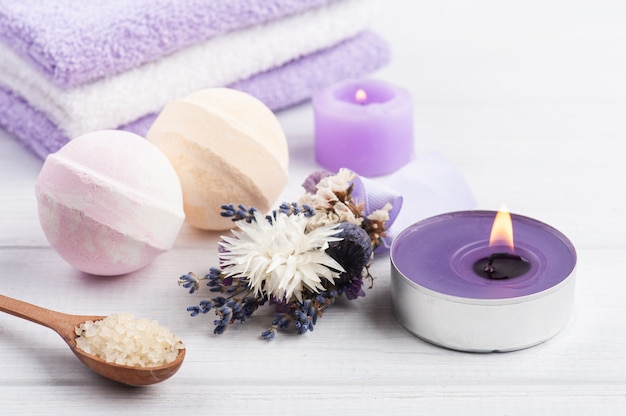 Bombas de baño aromáticas y vela encendida